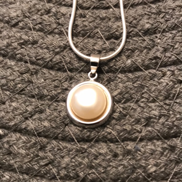 Sterling silver & fresh water pearl pendant  on 18” sterling silver snake chain - Picture 4 of 5